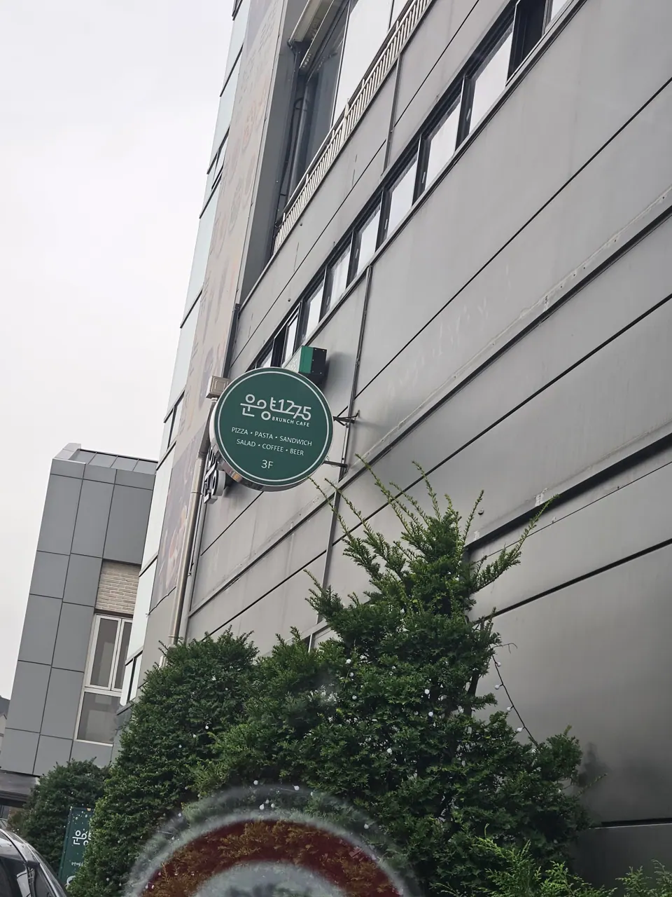 여러 기능이 어우러진 카페 인테리어 적용 사례