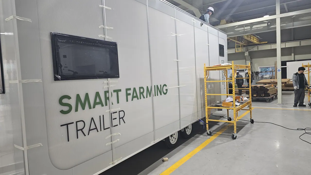 SMART FARMING TRAILER 외벽이 마감된 컨테이너 측면